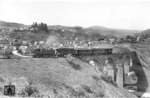 86 004 mit P 3320 nach Wittlich vor der Stadtkulisse in Daun/Eifel. Der Zug befindet sich auf dem heute stillgelegten Streckenteil nach Wittlich/Bernkastel-Kues, der von der Eifelquerbahn Gerolstein - Daun - Mayen abzweigte. Auf der Trasse verläuft heute der Maare-Mosel-Radweg. (23.05.1937) <i>Foto: DLA Darmstadt</i>