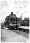 86 811 fährt in den Bahnhof Nürnberg-Dutzendteich ein. Rechts wartet eine E 94. (1954) <i>Foto: Slg. Eisenbahnstiftung</i>