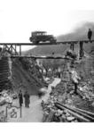 Die Wocheinerbahn wurde zwischen 1900 und 1906 als strategische Bahn zur Verbindung Westösterreichs mit dem italienischen Hafen Triest erbaut. Die schwierigen topografischen Verhältnisse forderten immer wieder Rückschläge. So stürzte der 6339 m lange Haupttunnel durch den Kobla nach seinem Durchschlag im Jahre 1904 wieder ein. Auch die waghalsige Fahrt mit dem Schienenauto über die Behelfsbrücke nach einer Partisanensprengung bei Wocheiner Feistritz zeugt vom nicht gerade einfachen Betrieb auf dieser Bahn. (1944) <i>Foto: RBD Linz</i>