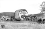 Culemeyer-Transport des "Größten Zylinders der Welt", hergestellt von der Maschinenfabrik J.M. Voith auf dem Weg von Heidenheim/Brenz zum Heilbronner Neckarhafen. Der 65 t schwere Papierglättzylinder diente der Trocknung der Bahnen bei der Papierherstellung. Die feuchte Papierbahn wurde zunächst mit zwei Lege- und einer Wendepresse auf einen Trockengehalt von etwa 50% gebracht. Anschliessend wurde das Papier in dem (dampf-)beheizten Zylinder fertig getrocknet und geglättet. (1938) <i>Foto: RVM</i>