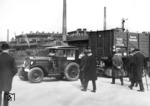 Ausgiebig wurde die Vorführung des ersten Culemeyer-Straßenrollers von den hohen Herren der Reichsbahn und Wirtschaft in Berlin-Anhalter Güterbahnhof begutachtet. (27.04.1933) <i>Foto: RVM</i>