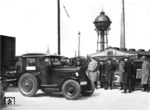 Vor der Kulisse des Bw Berlin-Anhalter Bf mit seinem markanten Wasserturm wird der erste Culemeyer-Straßenroller der Öffentlichkeit präsentiert. (27.04.1933) <i>Foto: RVM</i>
