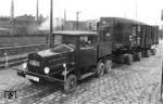 Die ersten regelmäßigen Culemeyer-Transporte wurden am 12. Oktober 1933 in Viersen am Niederrhein für Kaiser's Kaffee Geschäft aufgenommen. Dafür wurde auf dem Gelände der Schokoladenfabik eine eigene Güterwagen-Absetzanlage gebaut. Das Bild zeigt die Präsentation der neuen Culemyer-Fahrzeuge auf dem Berlin-Anhalter Güterbahnhof, hier dient der mit Kohle beladene Om-Wagen "Königsberg 6485" als Vorführobjekt. (27.04.1933) <i>Foto: RVM</i>