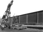 Vorbereitung zum Umladung eines Brückenteils auf einen Culemeyer-Straßentransport im Güterbahnhof von Darmstadt. Als technische Hilfe steht der ursprüngliche 60t-Kran (Ardelt Baujahr 1928) bereit, dessen Tragfähigkeit Anfang der 1930er Jahre auf 50t herabgesetzt wurde, da sich die Nietverbindungen als nicht stabil genug herausstellten. (1938) <i>Foto: RVM</i>