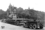 Ein 24-rädriger Culemeyer-Straßenroller mit einer 110 t Last an einem unbekannten Ort. Als Zugmaschinen dienen die Kaelble Z6 R2A 100 "DR 70072" (100 PS) + Kaelble Z6 R3A "DR 70071" (180 PS), sowie am Ende Kaelble Z6 R2A 100 "DR 70073" (100 PS). (1938) <i>Foto: RVM</i>