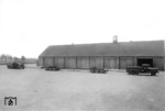 Die gigantischen Ausmaße eines Culemeyer-Transports verdeutlicht diese gestellte Aufnahme. Daher wurden in der Reichsbahn "Dienstanweisungfür die Bedienung der Straßenrollerfür Eisenbahnwagen nebst Zugmaschinen" z.B. für die Festlegung des Fahrweges folgenden Bestimmungen angeordnet: "Für die Bedienung der beteiligten Firmen dürfen nur die unter Absatz VII genannten Straßen befahren werden. Abweichungen von dem festgelegten Fahrweg sind dem Kraftwagenführer ohne ausdrückliche besondere Anweisung seiner Dienststelle streng untersagt. Falls Umleitungen notwendig werden, sind sie vor der Befahrung dem MA zu melden, das im Benehmen mit der zuständigen Polizeistelle, Stadtbauamt usw. zunächst prüft, ob der Straßenroller auf den Umleitungswegen gefahrlos befördert werden kann. Die erste Fahrt über die Umleitung muß durch einen Beauftragten des MA geleitet werden. Ein Straßenplan mit den gekennzeichneten Wegeverbindungen ist der Seite 15 beigeheftet. Bei der Rückfahrt sind die gleichen Fahrwege zu benutzen, falls nichts anderes angeordnet ist."  (1938) <i>Foto: RVM</i>