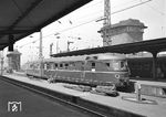 VT 502 502 verlässt als Ft 138 nach München den Frankfurter Hauptbahnhof. Die Triebwagenzüge VT 07 501 und 502 entstanden 1951 aus vorhandenen Resten von Triebwagen der Bauart Berlin 137 901 bis 903 und wurden bereits 1960 wieder ausgemustert. (17.07.1957) <i>Foto: Joachim Claus</i>
