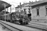 Die Dampflokomotiven G 3/4 Serie 201–208 wurden ab 1906 von den Schweizerischen Bundesbahnen (SBB) auf der Brünigbahn, ihrer einzigen schmalspurigen Bahnlinie, eingesetzt. Zu Beginn - mit Ausnahme der Lok 208 - waren die Triebfahrzeuge als Nassdampflokomotive, also ohne Überhitzer, konzipiert. Später erfolgte der Umbau auf Heissdampf. Die Nummer 208 erhielt bereits ab Werk (Ablieferung am 05.03.1914) einen Schmidt'schen Kleinrohrüberhitzer, sie war noch bis 1965 in Dienst. Danach wurde sie an den Verein Freunde der Dampflok, Kägiswil verkauft, 1974 Übergang zur Ballenberg Dampfbahn. Am 16. November 2013 wurde sie beim Brand der Remise in Interlaken schwer beschädigt. Die Aufnahme entstand in Luzern. (08.1954) <i>Foto: Kurt Eckert</i>