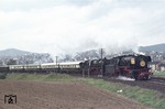 Für die "Aktion Sorgenkind" veranstaltete die BD Köln ein Dampflokfest in Niedermendig. 023 076 + 052 167  befördern die Ehrengäste im historischen Rheingoldzug bei Niedermendig. (10.05.1975) <i>Foto: Peter Schiffer</i>