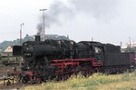 051 788-8 (50 1788) wartet mit Ng 64152 nach Gremberg vor der Kulisse des Michelsberg auf Ausfahrt im Bahnhof Siegburg. (12.06.1975) <i>Foto: Peter Schiffer</i>