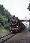 044 668-2 passiert mit Ng 63170 das Einfahrsignal aus Richtung Troisdorf in Siegburg. Diese Fotostelle ist heute selbst für Eingeweihte nicht mehr wiederzufinden: Mit der Elektrifizierung der Siegstrecke und dem späteren Bau den NBS Köln-Frankfurt verschwanden Freileitung, Formsignal und Fußgängerbrücke. Aus der eingleisigen wurde eine viergleisige Strecke mit Schallschutzwänden. (11.06.1975) <i>Foto: Peter Schiffer</i>