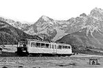 Der bei Ausflugsfahrten beliebte "Gläserne Zug" elT 1998 (ab 1941 ET 91 01) im Werdenfelser Land zwischen Klais und Mittenwald. Das Foto diente auch als Vorlage für eine Postkarte des RVM, die in den 1930er Jahren vertrieben wurde.  (1937) <i>Foto: RVM</i>