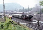 Am letzten Einsatztag der Mayener 50er zeigte sich das Wetter dem Anlass entsprechend: Bei strömenden Regen wartet 050 023 vor N 7260 nach Mayen die Überholung des IC "Rheinblitz" (Dortmund - München) mit 103 181 ab. (30.05.1975) <i>Foto: Peter Schiffer</i>
