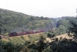 044 953 rollt mit Ng 63170 bei Merten an der Sieg dem nächsten Halt in Siegburg entgegen. (09.06.1975) <i>Foto: Peter Schiffer</i>