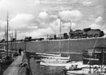 57 1496 mit einem Bauzug auf dem neuen Rügendamm nahe der Ziegelgrabenbrücke bei Stralsund. Am 5. Oktober 1936 wurde in Anwesenheit des Reichsverkehrsminister Julius Dorpmüller mit einer für das damalige Regime üblichen aufwendigen Inszenierung der Eisenbahnbetrieb über die neu geschaffenen Strelasundquerung eröffnet. (1936) <i>Foto: RVM</i>