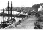 Blick in den Fährhafen von Sassnitz (Rügen). Seit 1909 besteht von hier eine direkte Fährverbindung nach Trelleborg/Schweden. Rechts wartet eine 78er mit dem D 49, der auf eines der Eisenbahnfährschiffe im Hintergrund geschoben werden wird. (1922) <i>Foto: RVM</i>