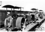 Streng bewacht wurden diese Dampfwalzen, die auf Flachwagen verladen, für den Einsatz in Rußland bestimmt waren. (1942) <i>Foto: RVM (Schuster)</i>