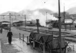 Eine unbekannte 94er rangiert im Bahnhof Waldenburg-Dittersbach (heute poln. Walbrzych-Glowny). Der Bahnhof lag an der elektrifizierten Strecke Görlitz - Hirschberg - Breslau und hatte wegen seiner Nähe zu einem Industrie- und Bergbaugebiet auch güterverkehrsmäßig eine große Bedeutung. Von hier zweigte auch die Strecke nach Glatz ab. (1939) <i>Foto: Slg. Eisenbahnstiftung</i>