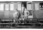 Offiziere des berühmten Grenadier-Regiment Nr. 101 "Kaiser Wilhelm, König von Preußen" auf dem Weg zur Westfront am Abteilwagen AB 772 der köngl. bayerischen Staatsbahn. Nach einer fast 250-jährigen militärischen Tradition wurde das Regiment am 31. März 1919 aufgelöst. (1915) <i>Foto: unbekannt</i>