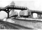 Wagendecken schützen die mit Heuballen beladenen Rungenwagen der Fa. Hermann Föste, die soeben über den Ablaufberg in Magdeburg rollen. (1928) <i>Foto: RVM</i>