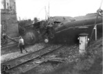 Zuglok des D 23 war 01 034 des Bw Hamm P. Die Lok entgleiste in der Einfahrweiche, fiel infolge der überhöhten Geschwindigkeit um und blieb in Höhe des Stellwerks "Bw" liegen. Sie wurde nach dem Unfall wieder aufgearbeitet und blieb bis zum 21.05.1957 in Hamm stationiert. Sie wurde erst am 01.07.1964 beim Bw Hagen-Eckesey ausgemustert. Der Lokführer wurde bei dem Unfall schwer verletzt, während der leicht verletzte Heizer sich nach dem Unfall bemühte, dass Feuer aus dem Kessel zu reißen, um eine Kesselexplosion zu vermeiden. (25.08.1929) <i>Foto: Slg. Eisenbahnstiftung</i>