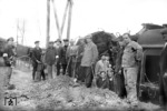 Den Rettern an der Unfallstelle, die sich hier dem Fotografen stellen, bot sich ein Bild des Grauens. Obwohl der Zug bereits mit modernen Stahlwagen ausgerüstet war, führten die geborstenen Stahlkanten zu schwersten Verletzungen. (25.08.1929) <i>Foto: Slg. Eisenbahnstiftung</i>