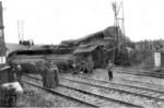 Blick auf die umgestürzte Zuglok des D 23 (01 034 des Bw Hamm P). Als Folge des Unfalls führte die Reichsbahn damals die "La" ein, die das Zugpersonal über Besonderheiten bei Bauarbeiten und Langsamfahrstellen unterrichtete. (25.08.1929) <i>Foto: Slg. Eisenbahnstiftung</i>