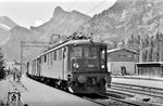 Die Ae 4/4 der BLS Lötschbergbahn war eine leistungsstarke laufachslose Drehgestelllokomotive, von der in den Jahren 1944/45 zunächst zwei Exemplare, bis 1954 noch sechs weitere beschafft wurden, und die auf der steigungsreichen Lötschbergstrecke eine Anhängelast von 400 t für 27 ‰ Steigung bei einer Geschwindigkeit von 75 km/h bewältigen sollte. Die vier Lokomotiven 253–256 wurden 1965/66 zu Doppellokomotiven mit der Bezeichnung BLS Ae 8/8 zusammengebaut. So konnte man zwei Führerstände sparen und die Stufenschalter mechanisch kuppeln. Hier fährt BLS Ae 4/4 255 vor dem Umbau mit Schnellzug 133 in Kandersteg ein. (06.1956) <i>Foto: Kurt Eckert</i>