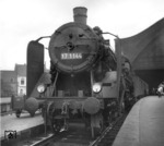 17 1144 wartet an der Westseite des Kölner Hauptbahnhofs auf Ausfahrt. (1937) <i>Foto: RBD Köln (Felten)</i>