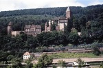 Eine unbekannte 23er passiert vor E 1925 (Heilbronn - Frankfurt) die Kulisse des Schlosses Zwingenberg am Neckar. (04.07.1972) <i>Foto: Peter Schiffer</i>