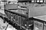 Der beginnende Wirtschaftsaufschwung in den 1950er Jahren führte zu einer verstärkten Nachfrage an Spezialgüterwagen. Und Not macht erfinderisch: Einen O-Wagen baute die SNCF zu einem T-Wagen um. Zwischen 1950 und 1960 besaß die DB rund 270.000 Güterwagen. Zum Vergleich: 1911 besaßen die Eisenbahnen in Deutschland 560.000 Güterwagen, heute sind es noch 145.000 (DB-AG einschl. Privat-Güterwagen). (1956) <i>Foto: Bustorff</i>