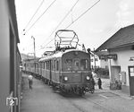 Aus dem entgegenkommenden Zug wurde der in Unterammergau stehende ET 85 103 aufgenommen. Es scheint, als stehe der Zug am Schluss nicht ganz profilfrei. (19.05.1959) <i>Foto: Joachim Claus</i>