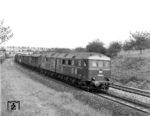 Die ehemalige Wehrmachtslok D 311.04 a/b, seit 1951 als V 188 002 a/b unterwegs, mit einem Güterzug auf der Nord-Südstrecke am Distelrasen bei Schlüchtern. (09.09.1959) <i>Foto: Joachim Claus</i>