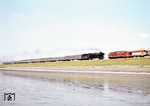 Der Fotograf holte sich genau an der richtigen Stelle nasse Füße im Wattenmeer, als 012 082 (01 1082) vor D 533 (Köln - Westerland) einer 218 aus Westerland auf dem Hindenburgdamm begegnete. (15.07.1972) <i>Foto: Peter Schiffer</i>