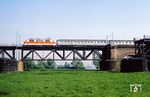 111 137 mit E 3162 auf der alten Düsseldorfer Rheinbrücke kurz vor Neuss. (14.05.1982) <i>Foto: Wolfgang Bügel</i>