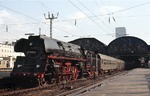 Die Wittenberger 01 0525-4 wartet in Hamburg-Altona auf Ausfahrt nach Berlin. (08.04.1972) <i>Foto: Peter Schiffer</i>