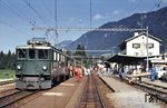 Ferienverkehr mit einer Menge an eisenbahnbeförderten Fahrrädern und Kanus im Bahnhof Ilanz an der Strecke Reichenau-Tamins–Disentis/Mustér. (15.07.1985) <i>Foto: Peter Schiffer</i>