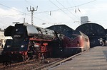 DB 221 119-1 und DR 01 0525-4 im Bahnhof Hamburg-Altona. (08.04.1972) <i>Foto: Peter Schiffer</i>