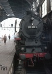 Jahrzehntelang waren Dampfloks in Altona ein alltäglicher Anblick, heute ist nicht nur die Dampflok, sondern auch die Bahnhofshalle verschwunden. In Memoriam: 012 082-4 vor D 532 (Westerland - Köln) in Gleis 11. (23.06.1972) <i>Foto: Peter Schiffer</i>