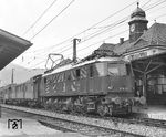E 18 30 vom Bw München Hbf ist mit E 164 in Garmisch-Partenkirchen eingetroffen. (19.05.1959) <i>Foto: Joachim Claus</i>