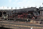 Die Wittenberger 01 0505-6 auf einer der markanten 23m-Doppeldrehscheiben im Bw Hamburg-Altona. Nachdem der Ringlokschuppen 1982 abgerissen wurde, mussten die Drehscheiben im Jahre 2000 weichen. (07.04.1972) <i>Foto: Peter Schiffer</i>