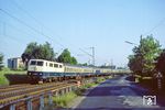 111 059 (Bw München 1) im Langlauf vor D 723 (Dortmund – Berchtesgaden) bei Köln-Mülheim. (30.05.1982) <i>Foto: Wolfgang Bügel</i>