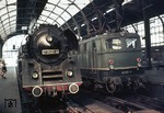 Während 01 0525-4 vor D 164 aus Berlin soeben in Hamburg-Altona eingetroffen ist, wartet 141 351-7 mit einem Wendezug auf Ausfahrt. (17.07.1972) <i>Foto: Peter Schiffer</i>