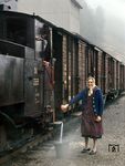 Mehrmals am Tag hatte die Putzfrau des Grünburger Bahnhofs die Gelegenheit, warmes Wasser zu bekommen, hier mit der tatkräftigen Unterstützung von ÖBB 298.56. (13.07.1978) <i>Foto: Ludger Kenning</i>