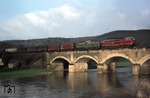 215 046 schleppt einen umgeleiteten Güterzug mit 140 156 über den damals noch nicht elektrifizierten Abschnitt Troisdorf - Dillenburg bei Au an der Sieg. (29.01.1975) <i>Foto: Peter Schiffer</i>