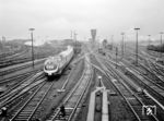 Blick aus dem Fahrdienstleiterstellwerk "Af" auf den ins Bw Hamburg-Altona einrückenden TEE "Parsifal". (12.05.1961) <i>Foto: Detlev Luckmann</i>