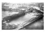 Blick auf die Norderelbebrücken mit Oberhafen (rechts)und Hafen der Afrikalinien. Links die Eisenbahnbrücken mit den Strecken nach Hannover und Köln.  (1932) <i>Foto: RVM</i>