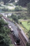 Blick vom Tunnelportal des 366m langen Herchener Tunnels auf die Betzdorfer 044 177-4 (44 1178) und Dg 53067. (11.07.1974) <i>Foto: Peter Schiffer</i>