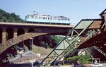 Und dann kommt auch das erwartete Objekt der Begierde über die Wupperbrücke gefahren, allerdings ohne die zugehörige Schwebebahn. (30.05.1982) <i>Foto: Wolfgang Bügel</i>