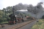 044 596-6 räuchert vor Dg 53067 durch den Bahnhof Herchen an der Sieg. Die Betzdorfer Lok wurde noch zum Bw Gelsenkirchen-Bismarck umstationiert, dort aber bereits am 22.12.1975 ausgemustert. (05.09.1974) <i>Foto: Peter Schiffer</i>